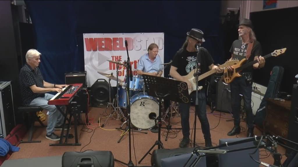 Bos's Bluesband op het podium bij Wereldstad